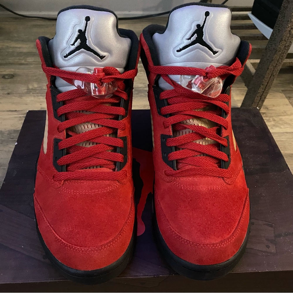 Jordan retro 5 raging bulls men Size 9. Used